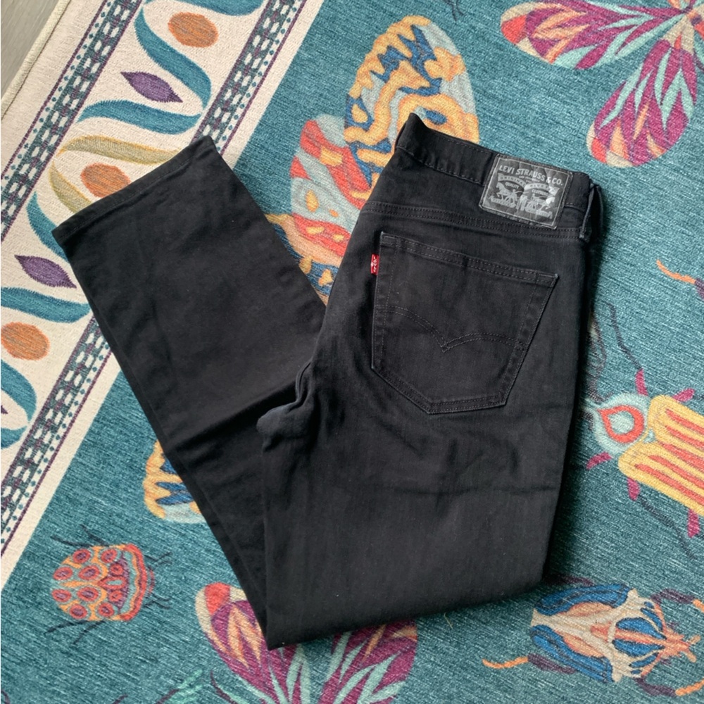 Levi’s • straight leg black jeans 33x30